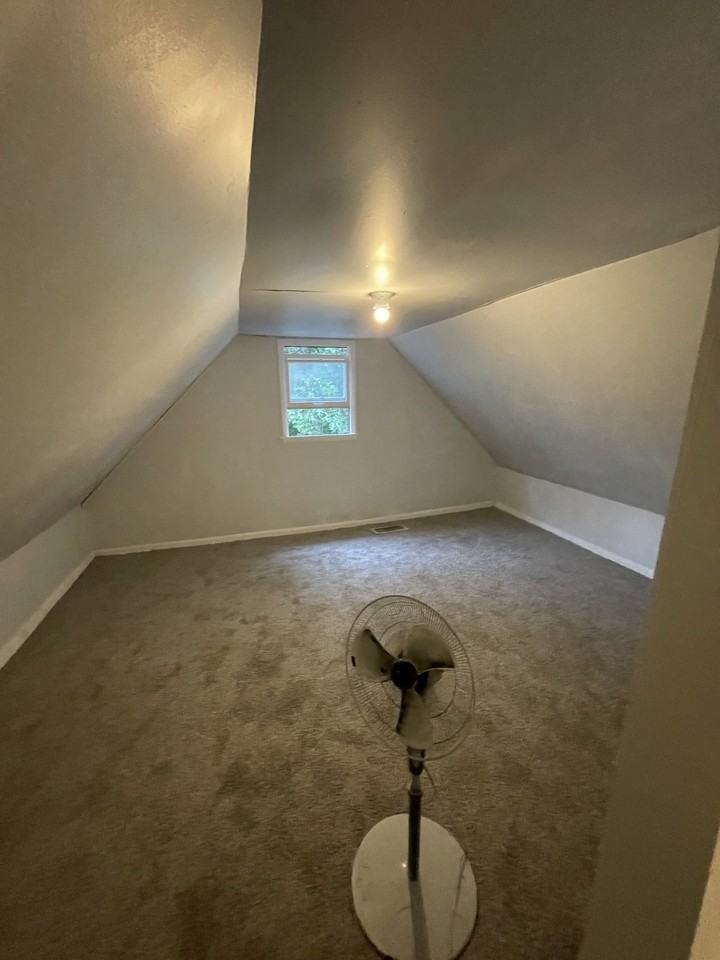 1110 Edgar St - Photo 4 of 9