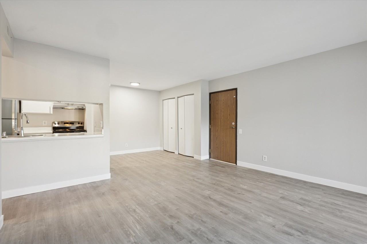 Parchment Point Townhomes - Photo 7 of 28