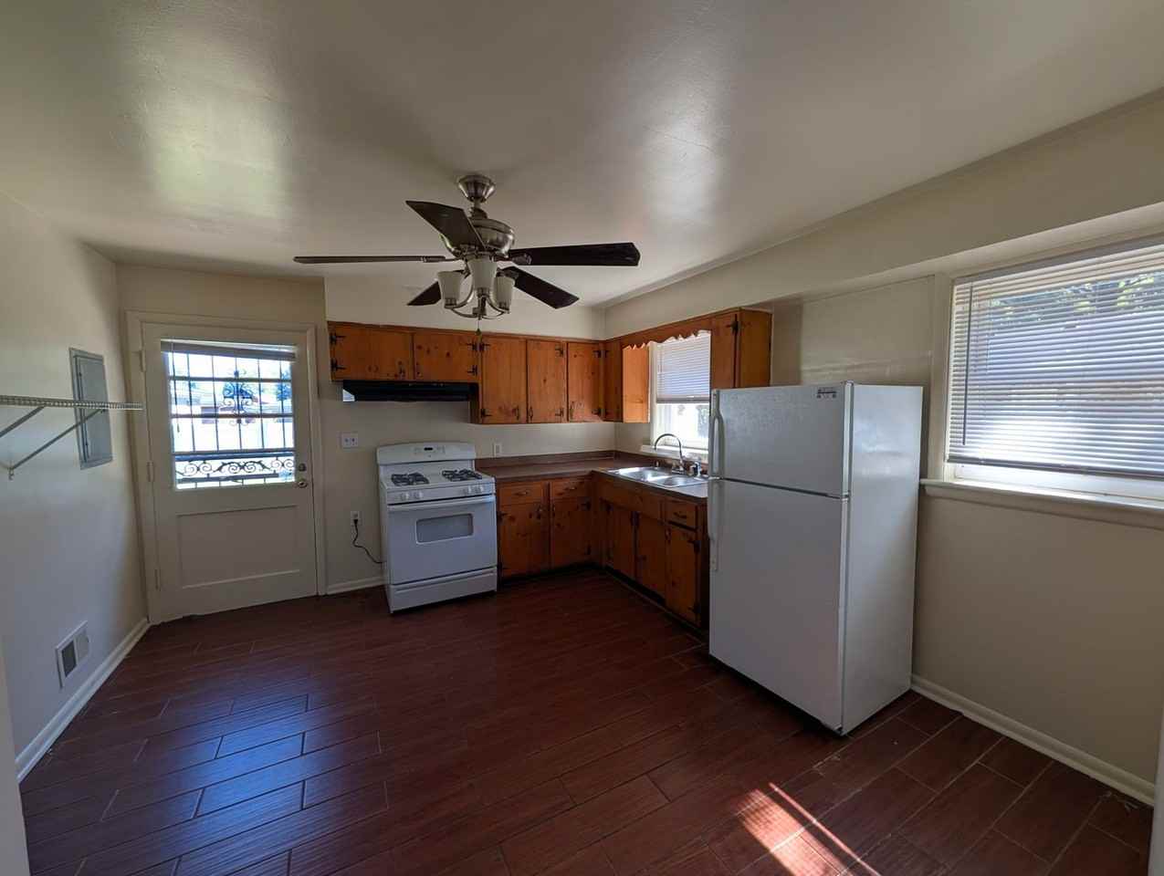 2311 Plantation Dr - Photo 2 of 9