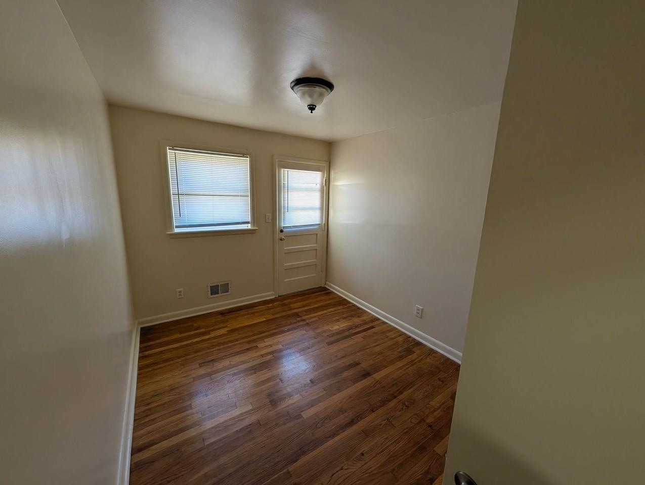 2311 Plantation Dr - Photo 4 of 9