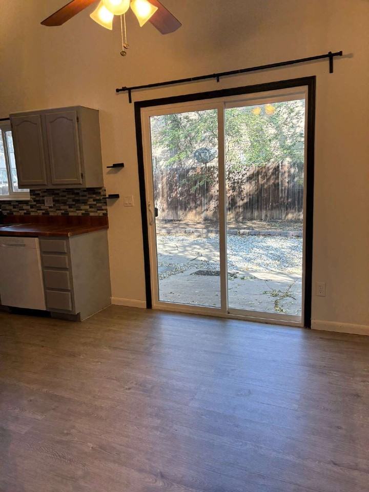 842 Bennett Ave - Photo 4 of 12