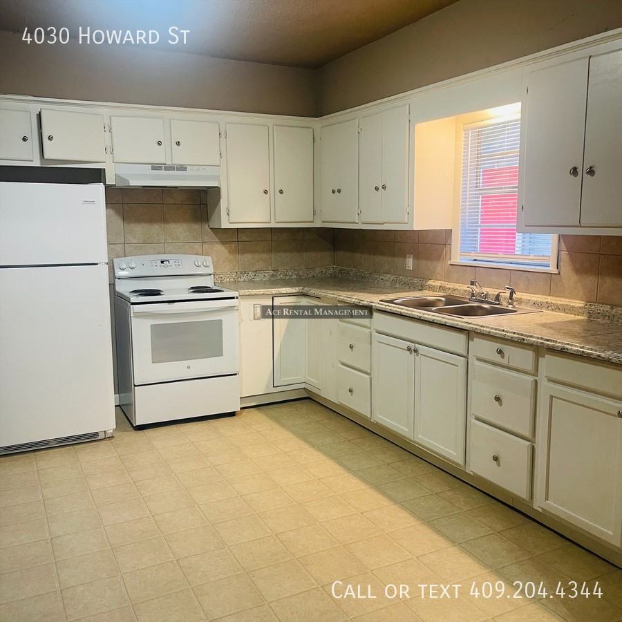 4030 Howard St - Photo 3 of 7