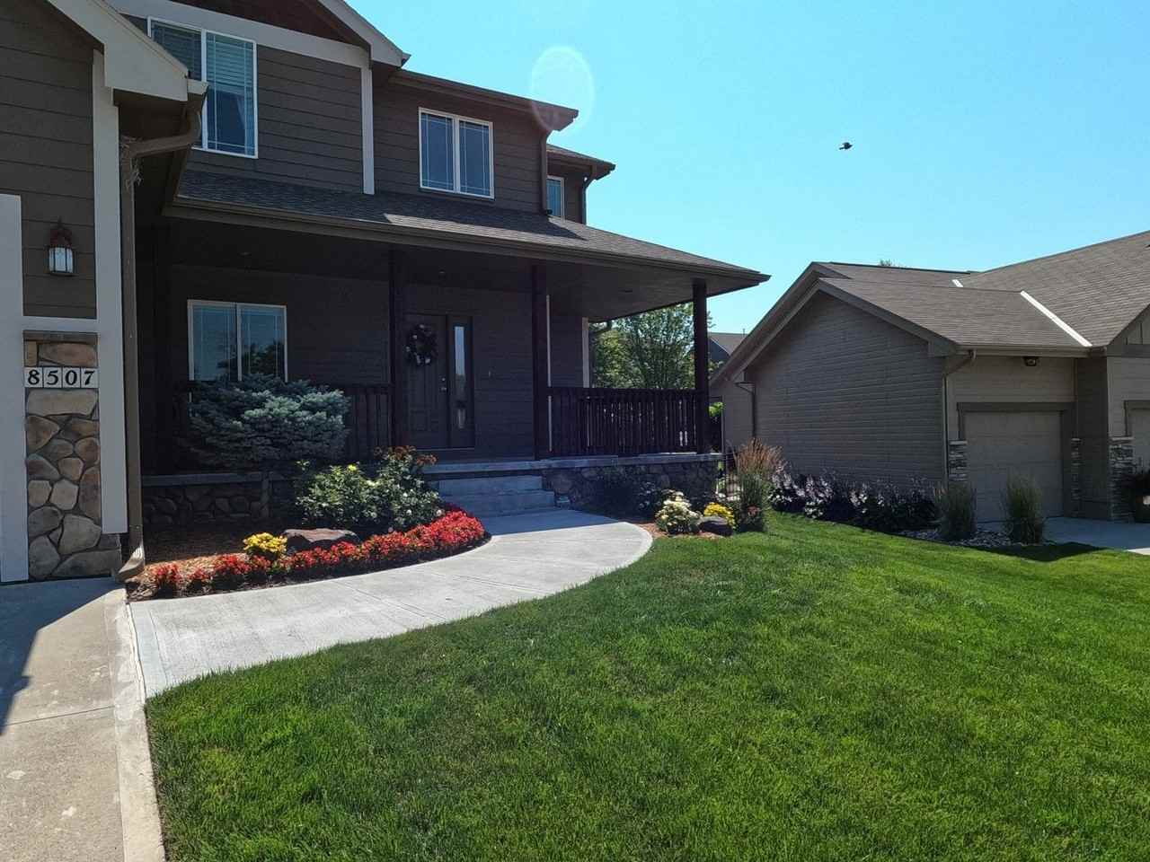 8507 S 106th St - Photo 2 of 17