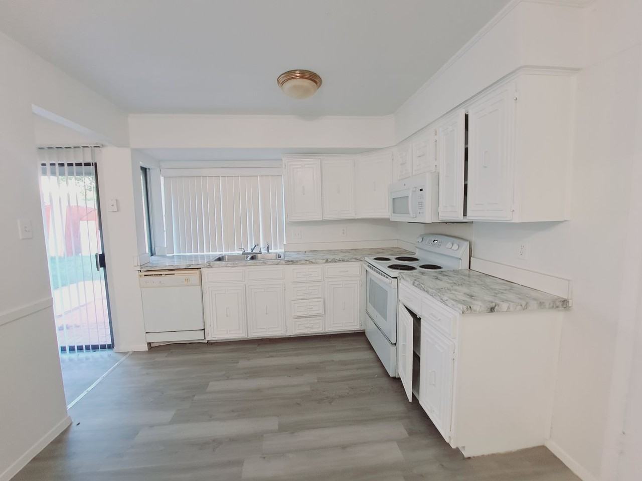 3517 Hillridge Dr - Photo 5 of 20