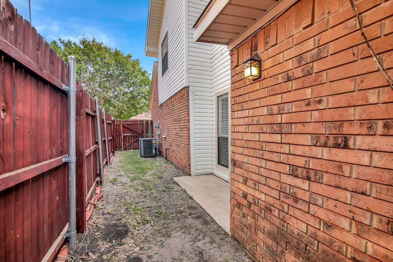 7650 Kings Ridge Rd - Photo 5 of 25