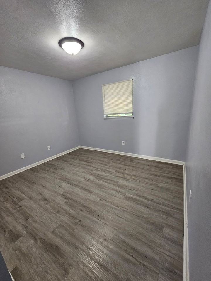 1811 Hall St - Photo 6 of 6