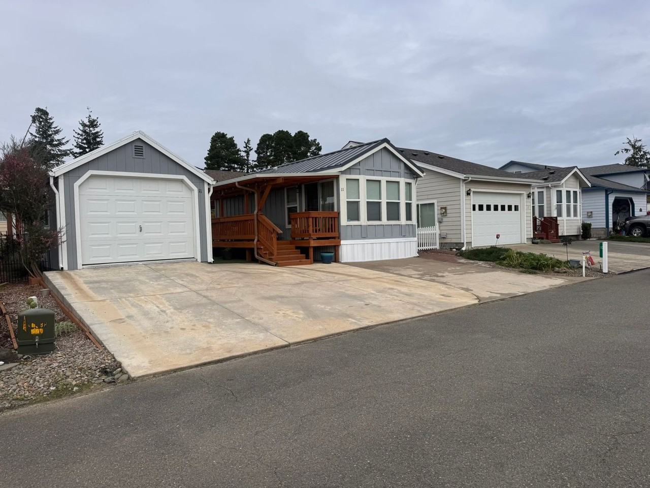 11 Pond Ln - Photo 2 of 27