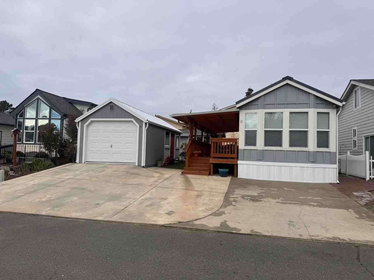 11 Pond Ln - Photo 3 of 27