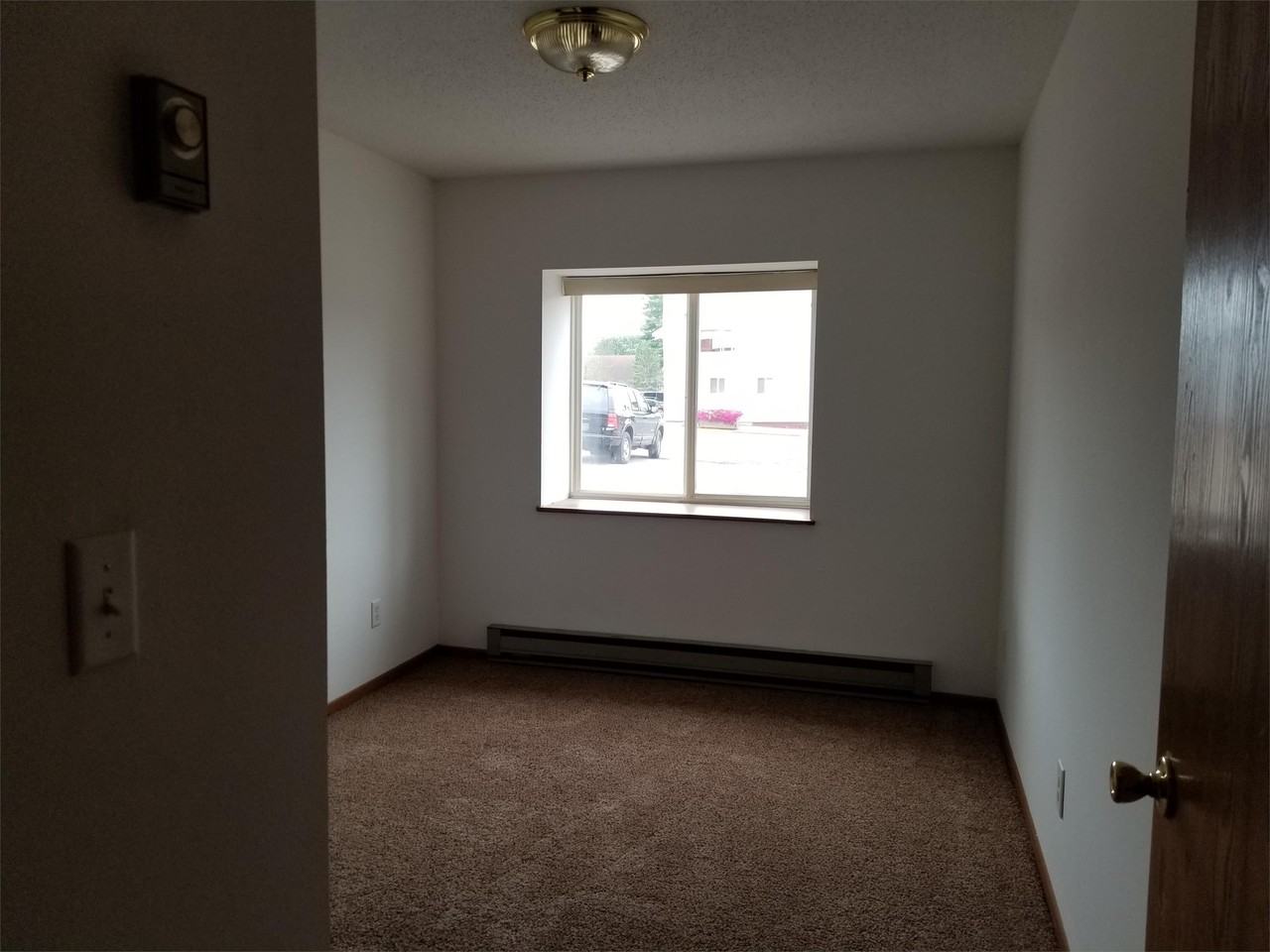 EJ Manor Appartments - Photo 3 of 10