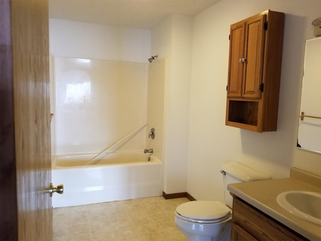 EJ Manor Appartments - Photo 4 of 10