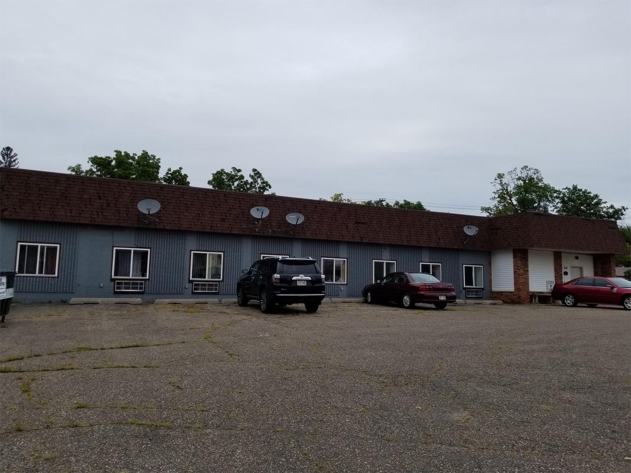 EJ Manor Appartments - Photo 5 of 10