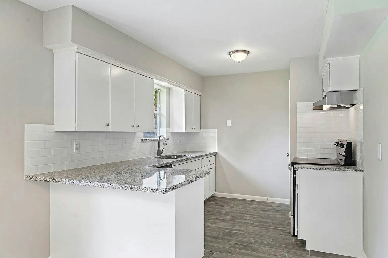 5815 Effingham Dr - Photo 4 of 12