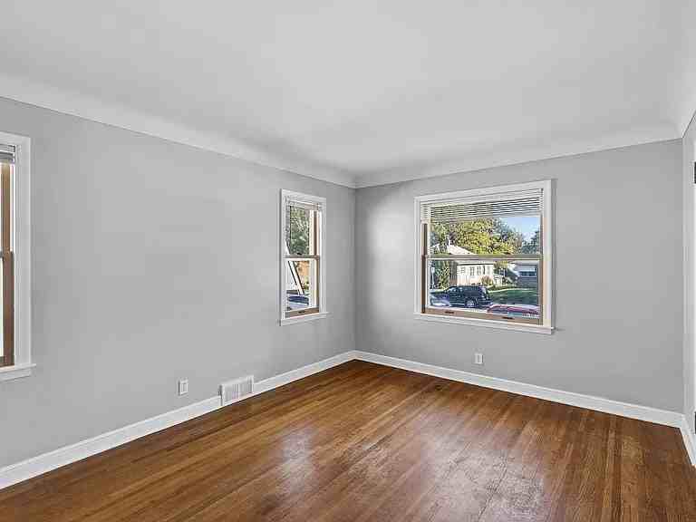 5212 Bloomington Ave - Photo 4 of 17