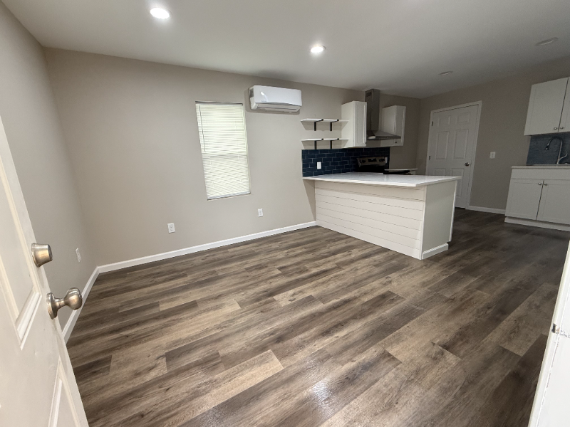 303 E 7th St - Photo 2 of 9