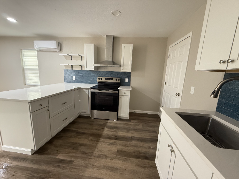 303 E 7th St - Photo 3 of 9