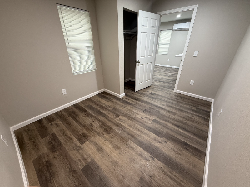 303 E 7th St - Photo 6 of 9