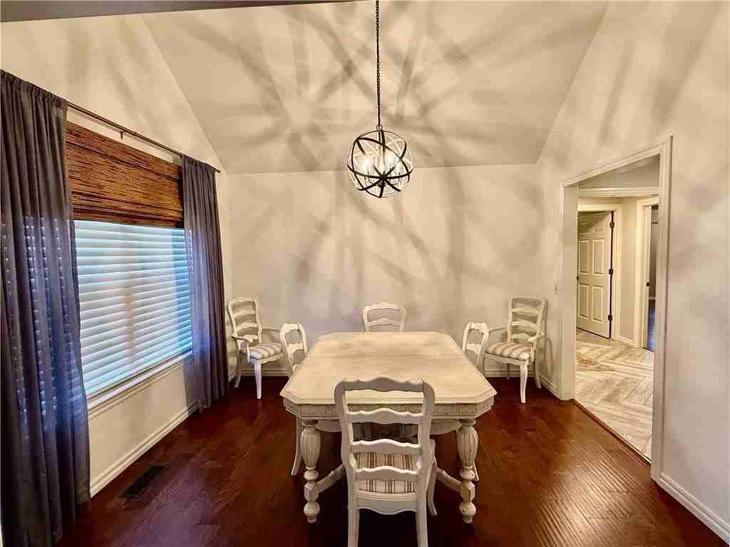 305 Meadows Ct - Photo 5 of 46