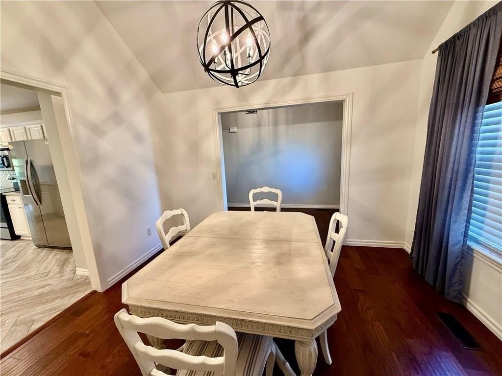 305 Meadows Ct - Photo 7 of 46