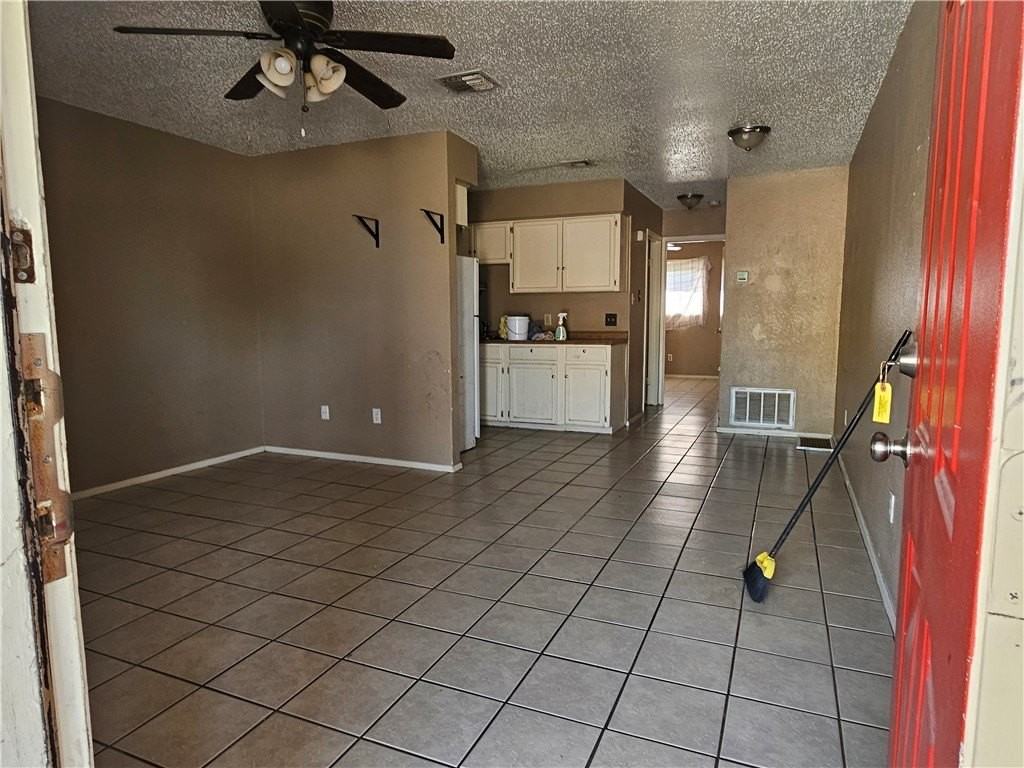 929 Quetzal St Apt 3 #3 - Photo 2 of 4