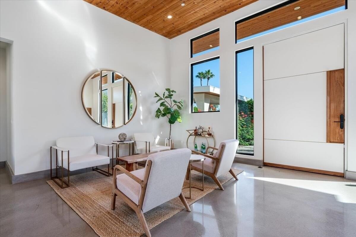 524 E Miraleste Ct - Photo 4 of 50