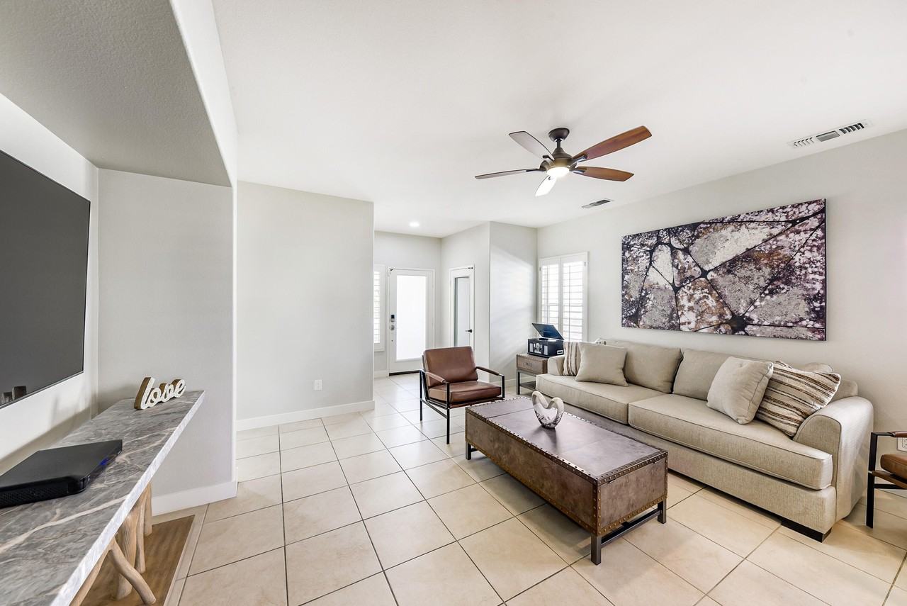 39676 Somerset Avenue - Photo 3 of 32