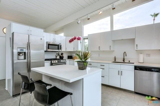 688 E Spencer Dr - Photo 3 of 47