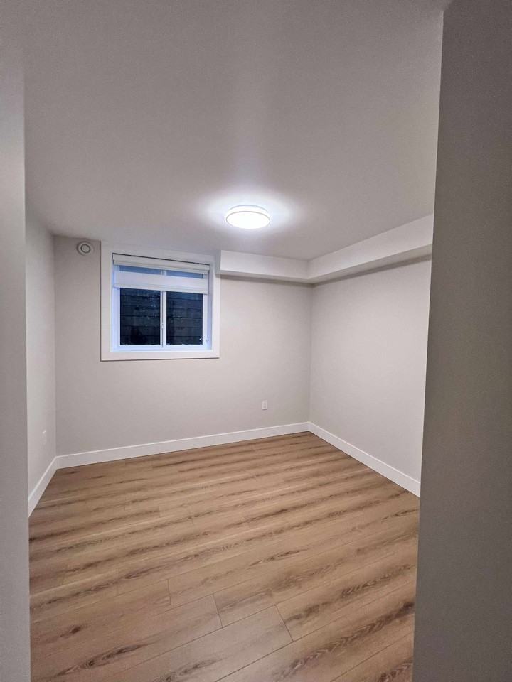 16632 18A Avenue - Photo 5 of 9