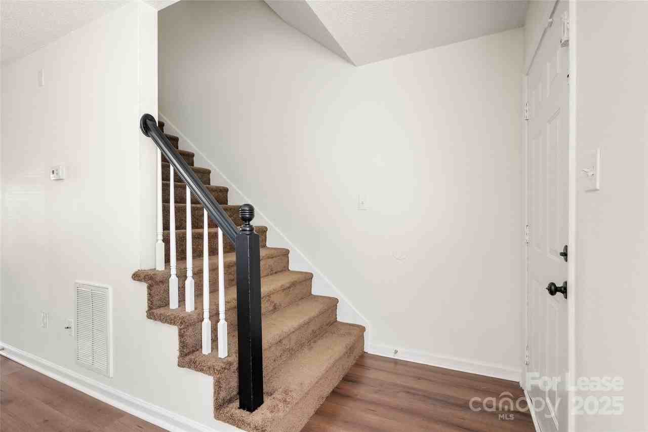 608 Bethpage Rd - Photo 3 of 37