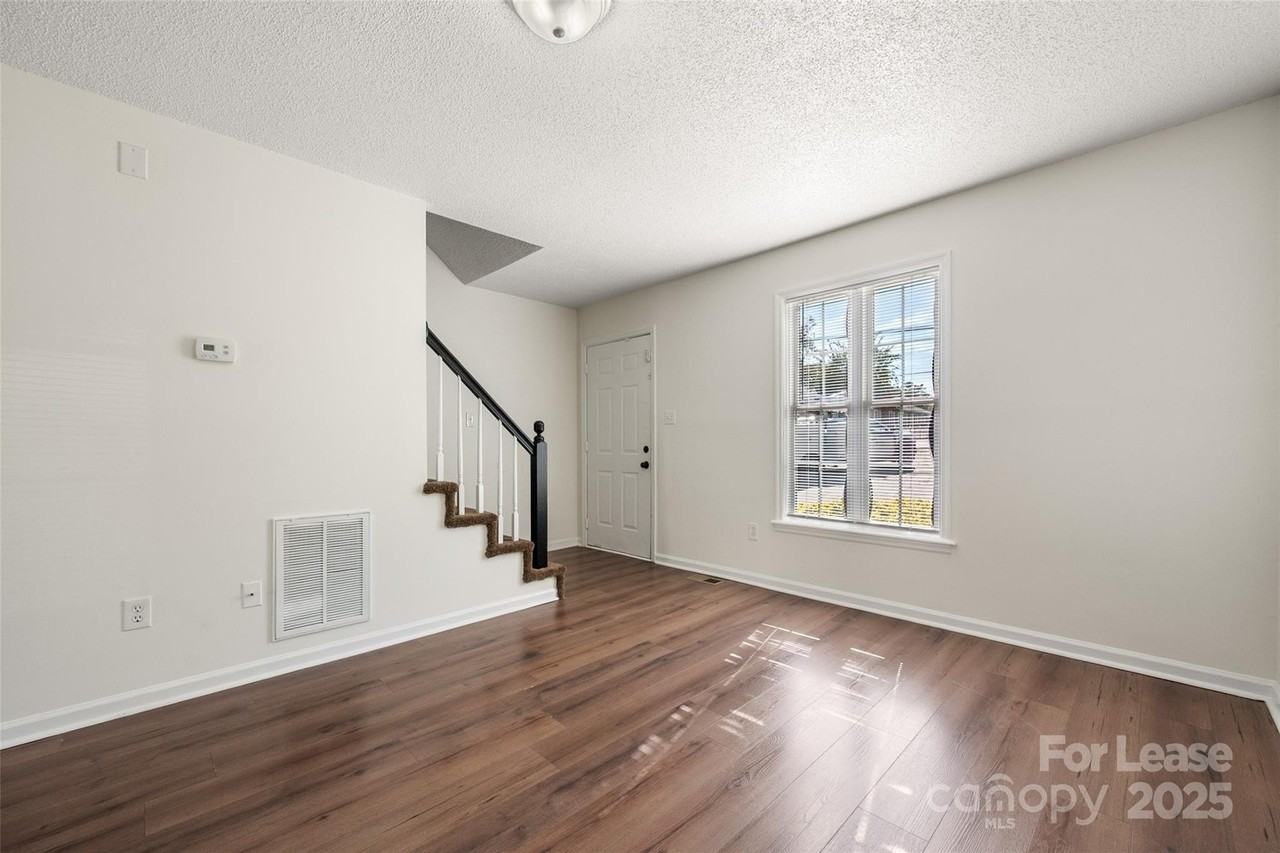 608 Bethpage Rd - Photo 4 of 37