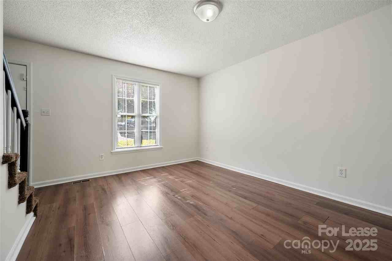 608 Bethpage Rd - Photo 5 of 37