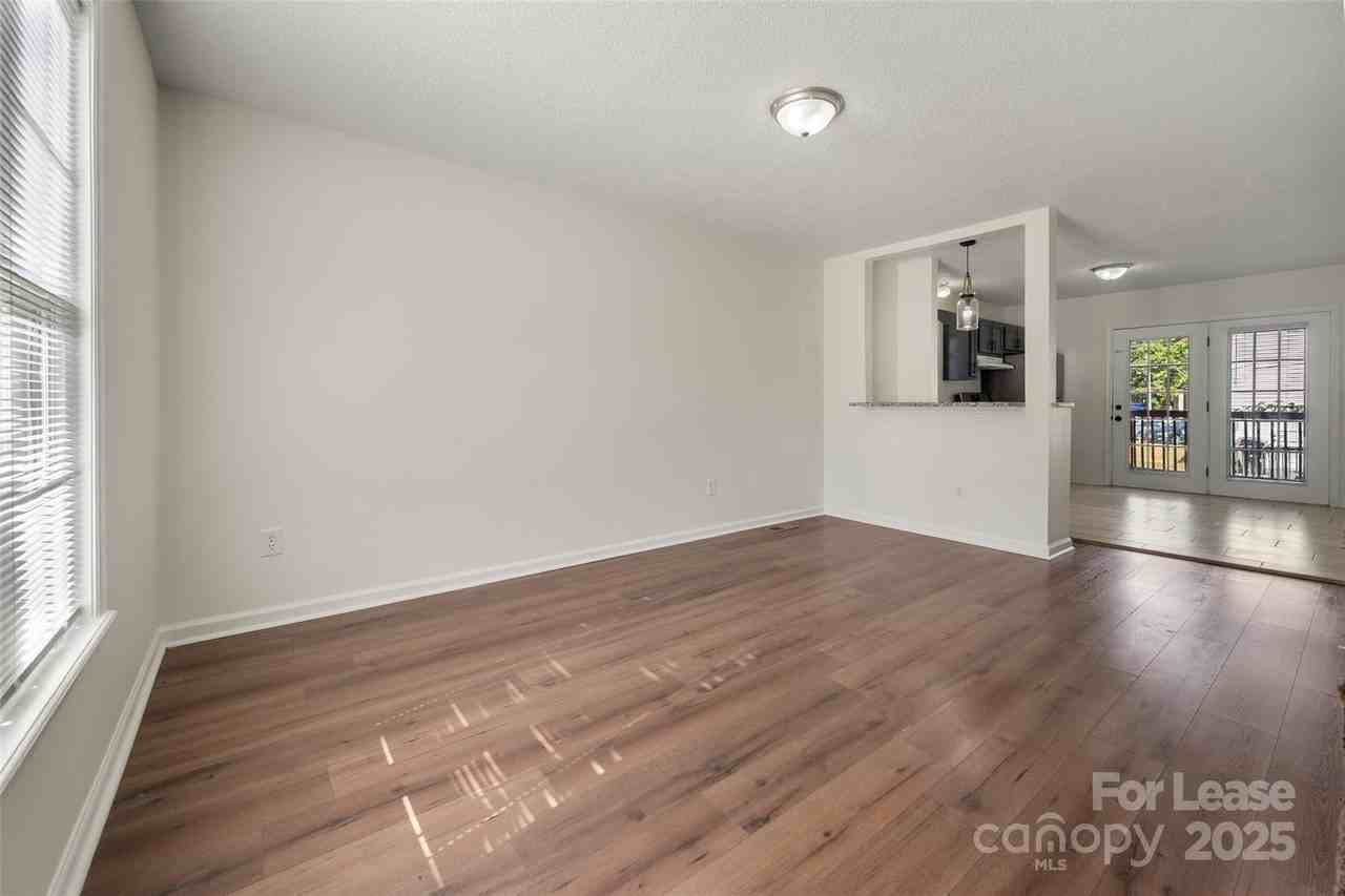 608 Bethpage Rd - Photo 6 of 37