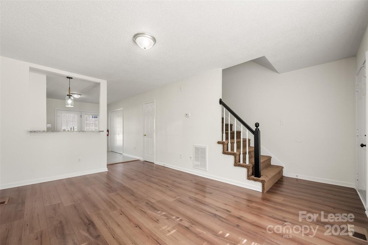 608 Bethpage Rd - Photo 7 of 37