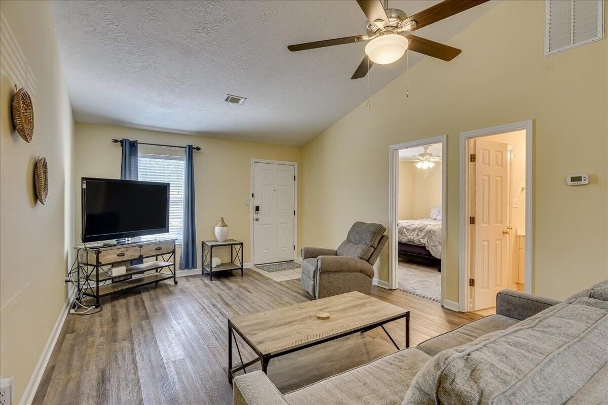 540 Edgecliff Ln - Photo 5 of 32