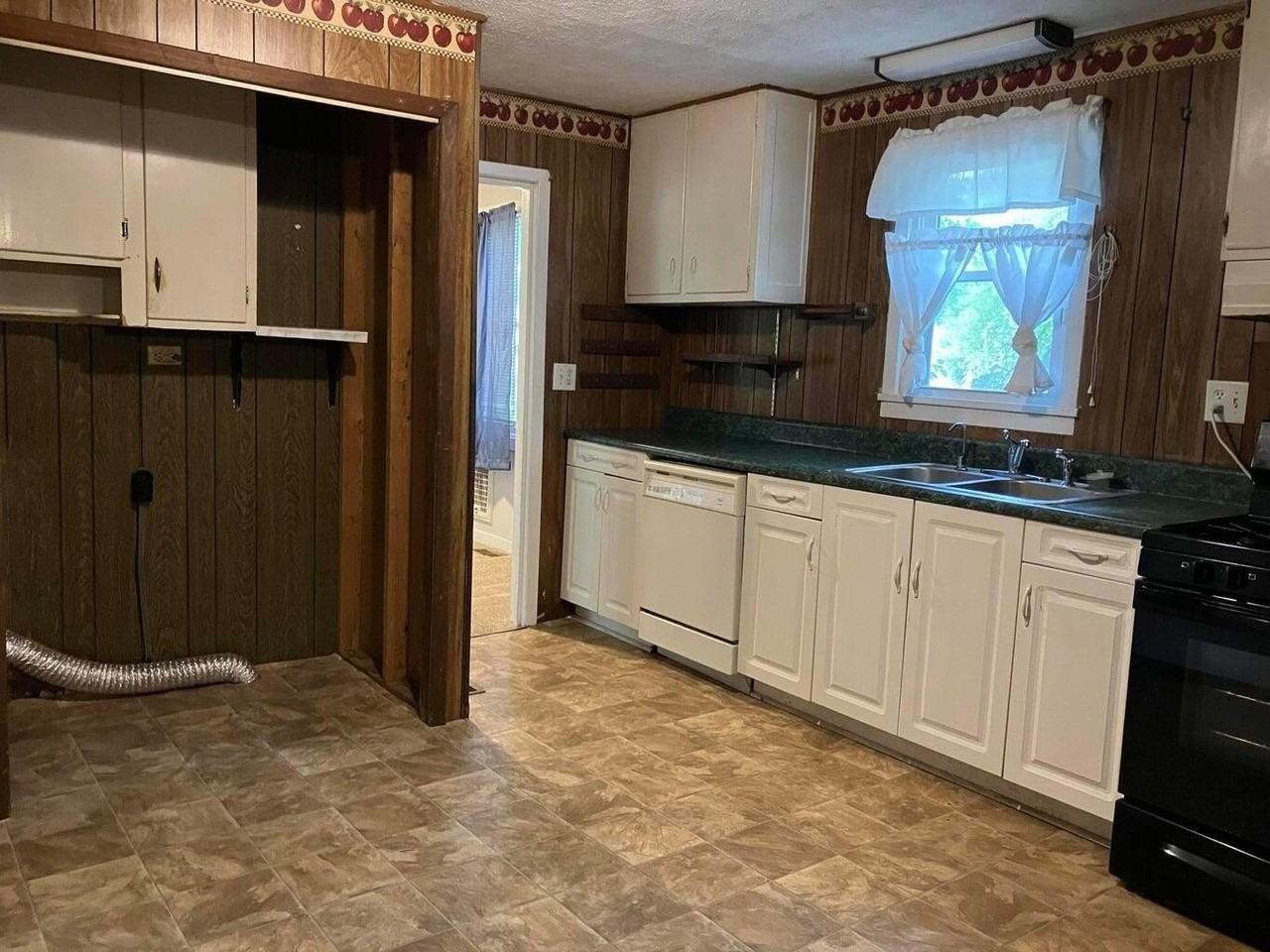 2490 Coleman Ave - Photo 3 of 9