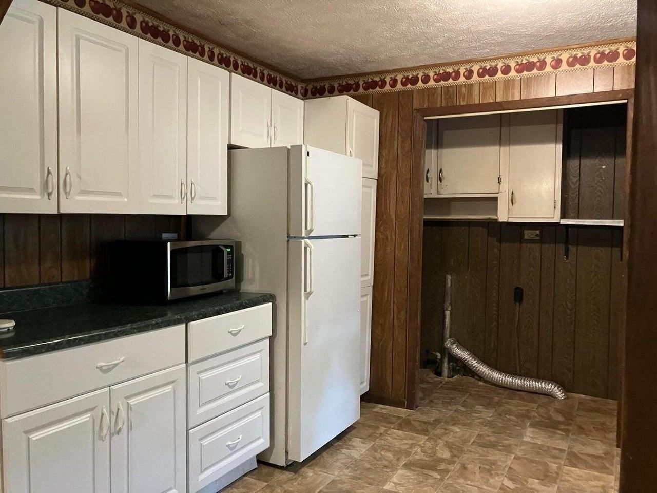 2490 Coleman Ave - Photo 4 of 9