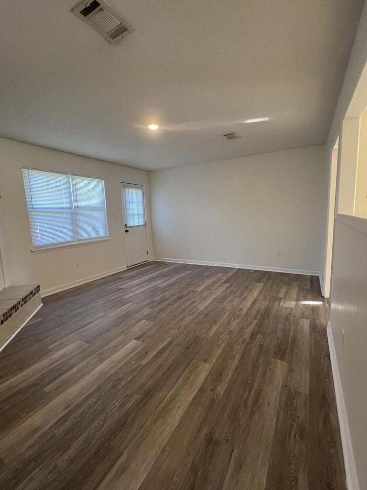 3064 Angela St - Photo 4 of 24