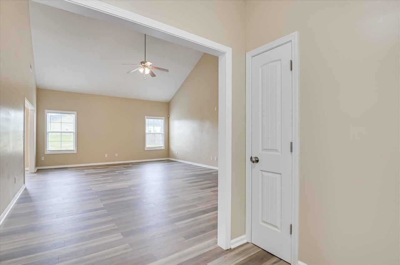 323 Koweta Way - Photo 6 of 33