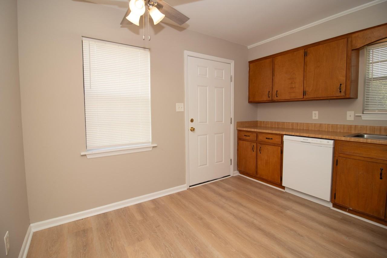 102 Blue Ct - Photo 3 of 9