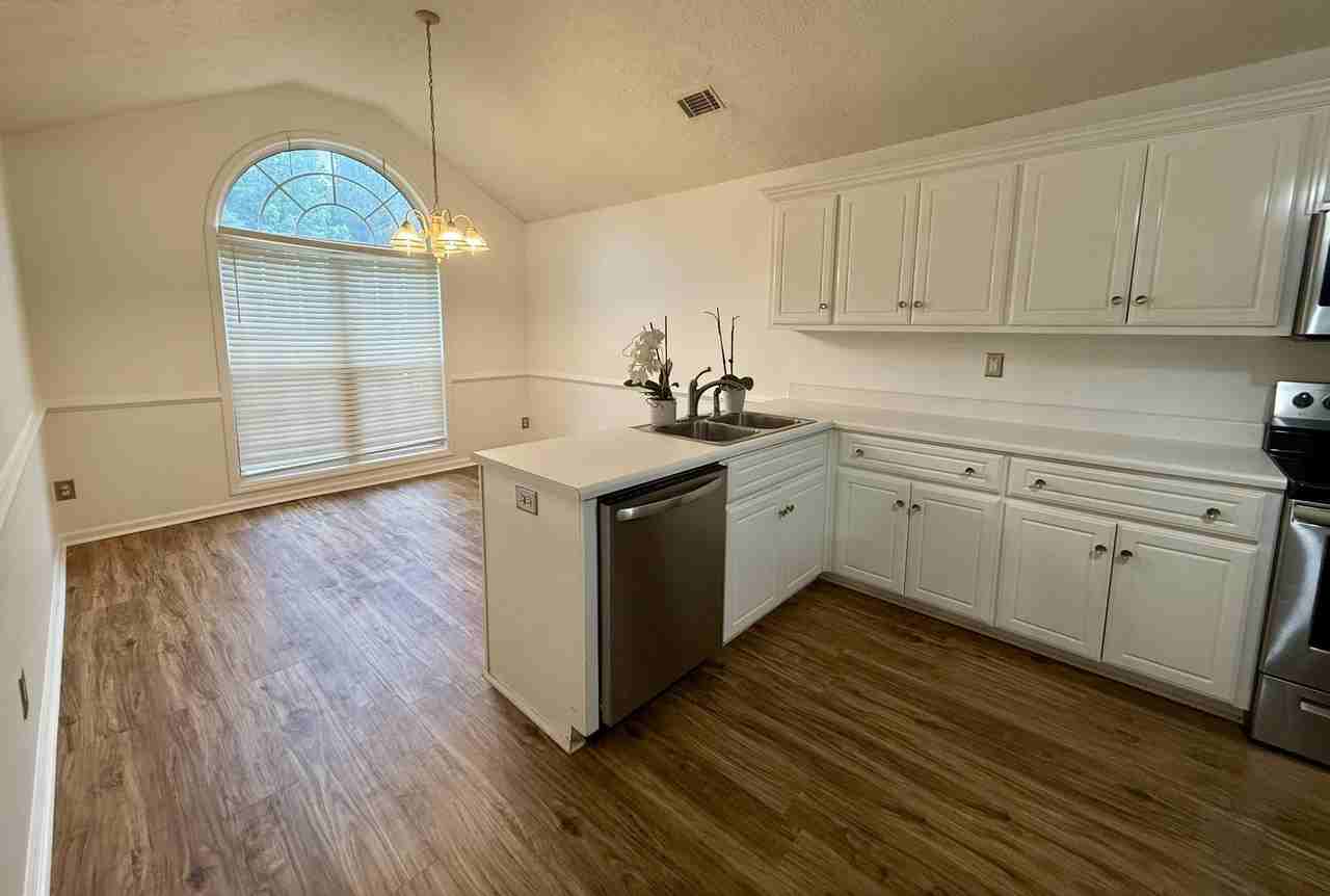 812 Coronet Dr - Photo 3 of 20