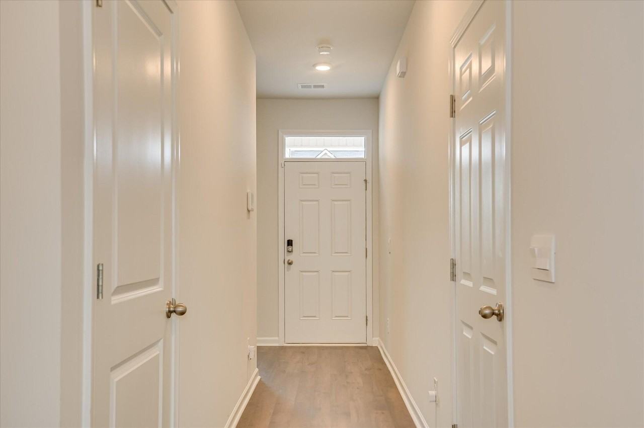 5148 Captain Dr - Photo 5 of 32