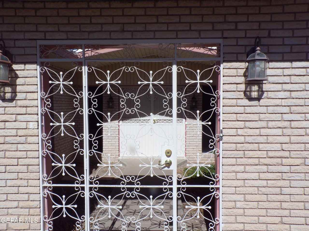 4820 Louisiana St - Photo 2 of 38