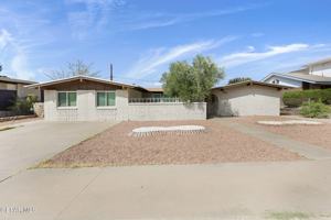 featured image of 4871 Los Reales Dr
