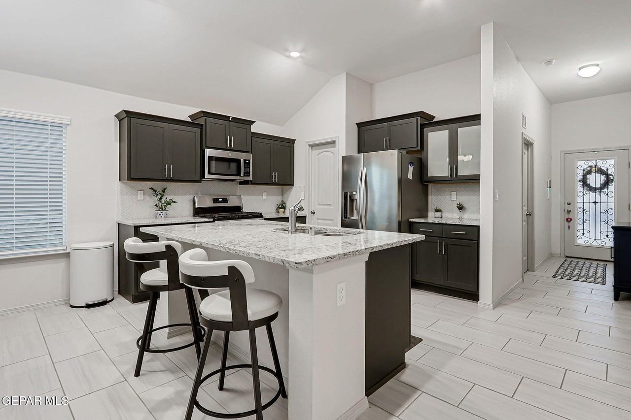 7416 Tamarack Pl - Photo 3 of 34