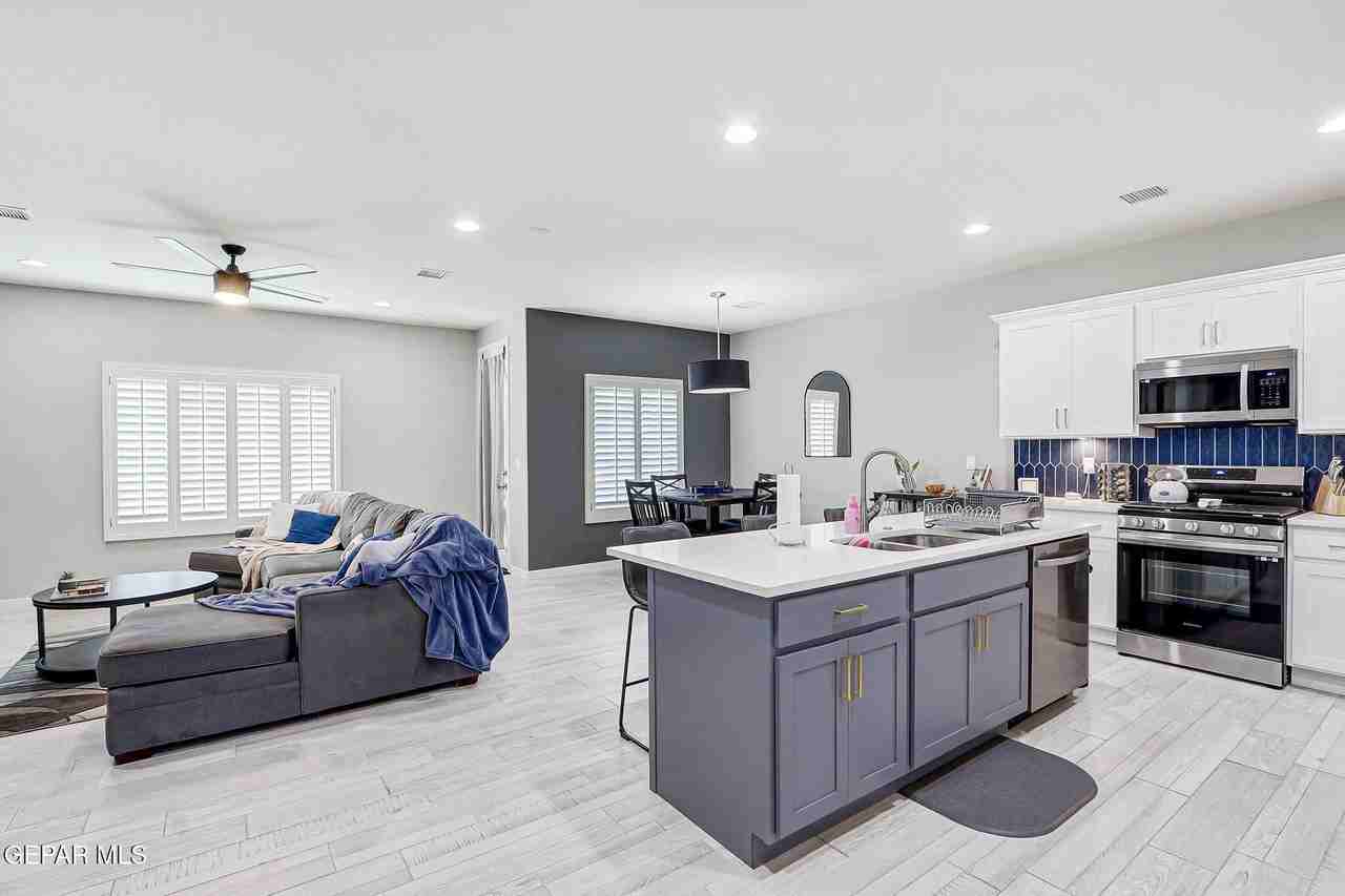 325 Playa Vista Street - Photo 7 of 44