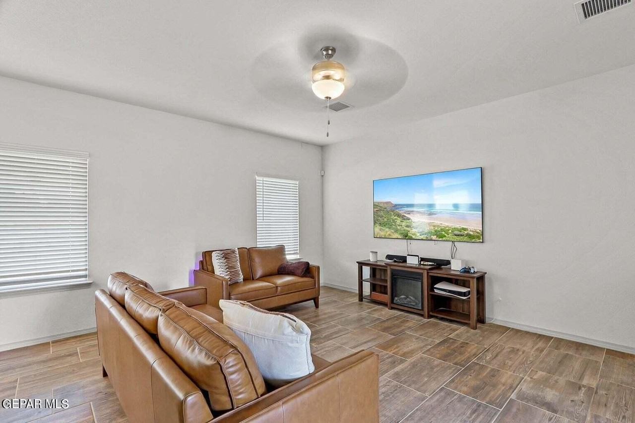 1061 Summer Rain St - Photo 4 of 28