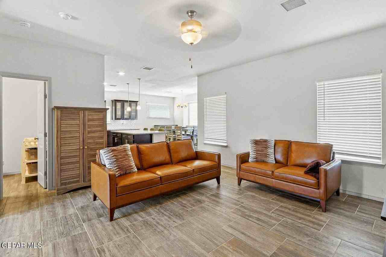 1061 Summer Rain St - Photo 5 of 28