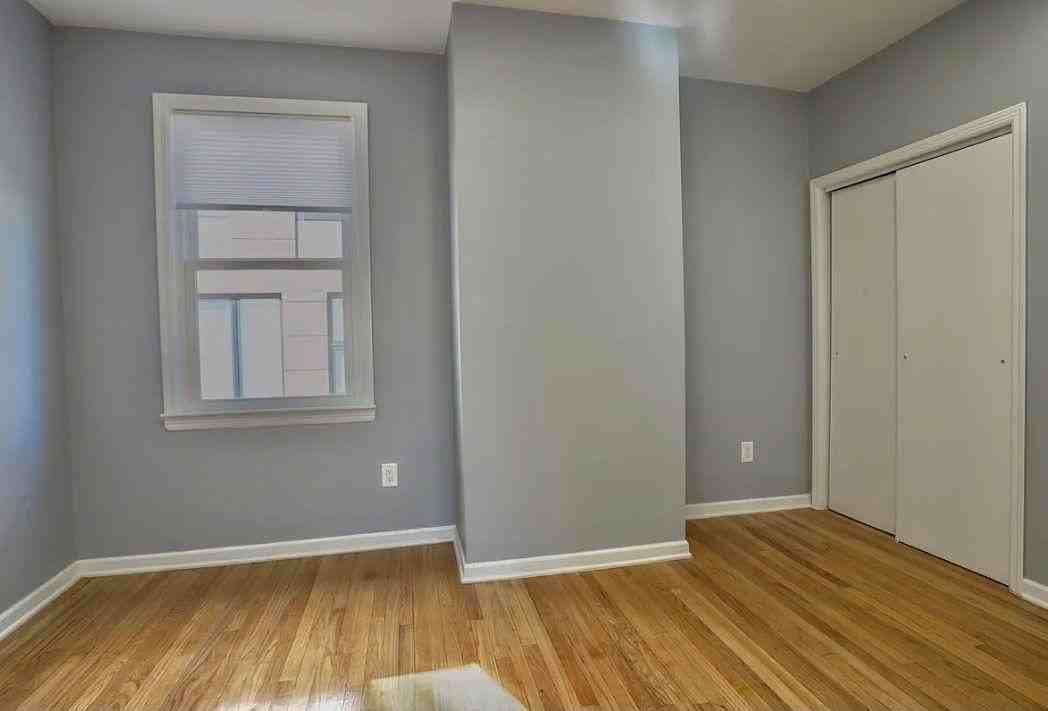 146 clarke ave CLARKE AVE #2ndFL - Photo 7 of 17