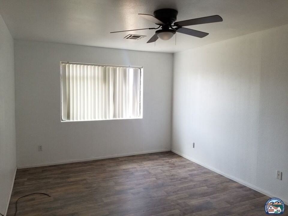 1273 Court Ave - Photo 6 of 15