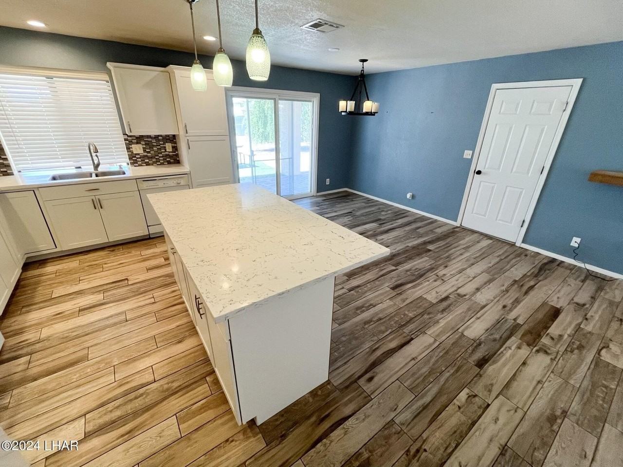 3455 Offshore Dr - Photo 5 of 19