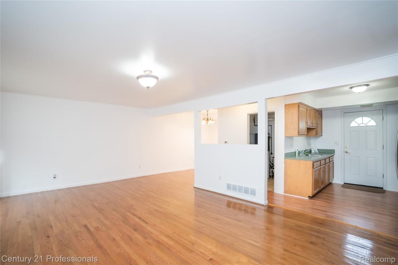 23060 Berdeno Ave - Photo 4 of 28